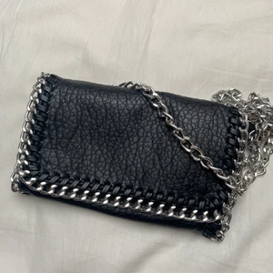 Tiamo väska liten  - Säljer denna snygga tiamo väskan i den lilla storleken, är som nyskick köpte för 499 kr❤️ köparen står för frakten! ( lägg bud )