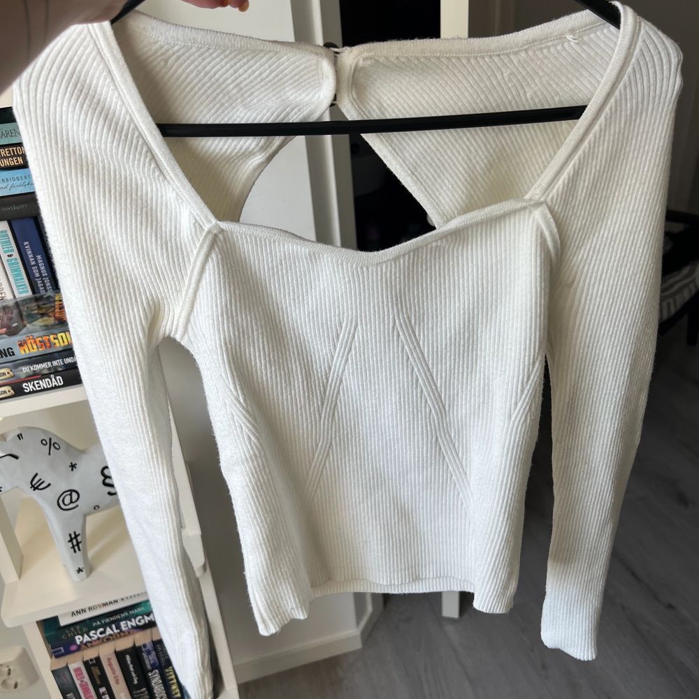 Säljer denna populära tröja från Chiquelle 💛🍒 Använd vid två tillfällen, i storlek S. Tröjor & Koftor.
