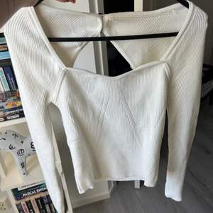 Säljer denna populära tröja från Chiquelle 💛🍒 Använd vid två tillfällen, i storlek S