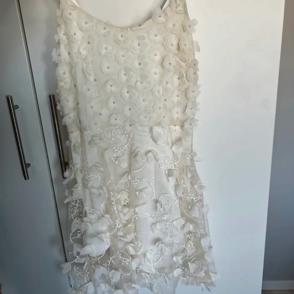 Säljer denna Marisol dress från Ida Sjöstedt, aldrig använd av mig för köpte den av en annan tjej. Nypris: 2999kr 💕 köparen står för frakt!. Klänningar.