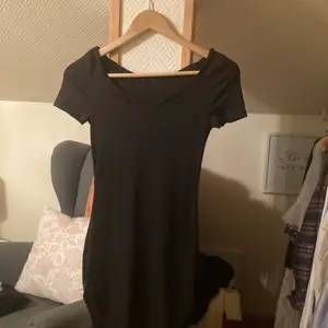Tight svart klänning. Köpt second hand så vet inte märket. Aldrig använd av mig. Skriv vid frågor💕