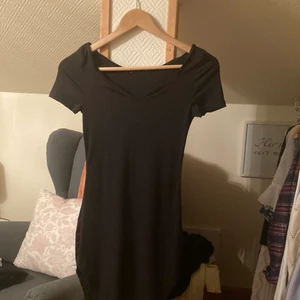 Liten svart klänning - Tight svart klänning. Köpt second hand så vet inte märket. Aldrig använd av mig. Skriv vid frågor💕