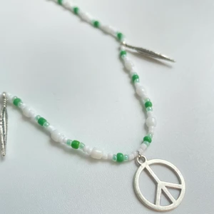 Peace halsband - pärlhalsband med silverpläterat lås och berlocker🤍