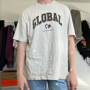 t-shirt från hm - beige t-shirt från hm