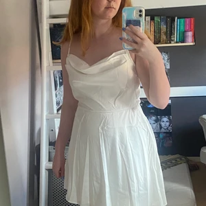 Student klänning - Fashion Nova klänning, OG pris 600kr. Helt oanvänd! Säljer eftersom att jag hittade en annan klänning!😇