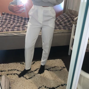 Högmidjade kostymbyxor, strl 34 - Ett par högmidjade byxor från bikbok. Endast använda en gång. Inte riktigt min stil och sitter rätt tajt runt midjan, men väldigt sköna och inte genomskinliga.