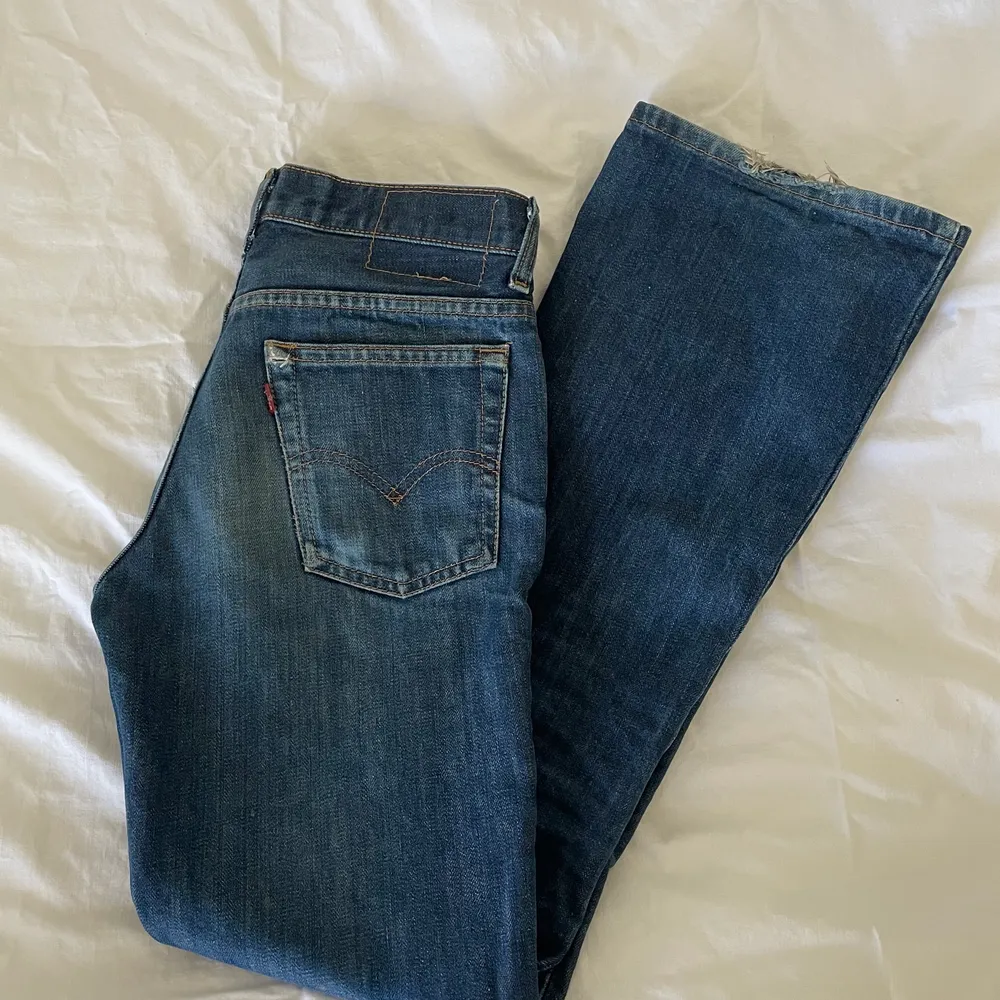 Levis jeans från secondhand. Ganska bra skick förutom slitningar längs vid foten.💕💕. Jeans & Byxor.