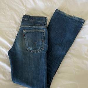 Levis jeans från secondhand. Ganska bra skick förutom slitningar längs vid foten.💕💕