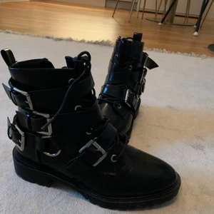 Oanvända kängor - Snygga kängor som är i princip oanvända. Ser helt nya ut 