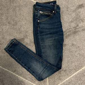 Mörkblå jeans med detalj. Från Bik Bok i storlek XS. 