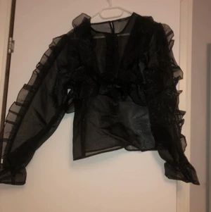 Svart topp - Svart organza topp med snygga volang detaljer