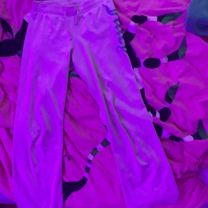 Juicy couture byxor - Rosa Juicy couture byxor i storlek 12 (Passar mig som är 156cm lång). Är av en gammal modell och har inga fickor. Juicy texten är lite sönder men det är inget som syns. Säljer för 145kr. Köpare står för frakt. 