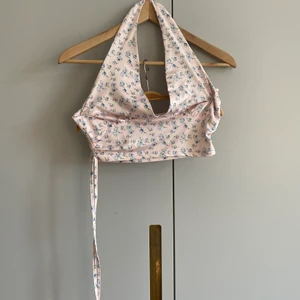 satin topp  - Topp i satin. Med knytning 