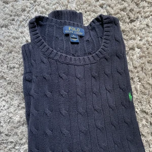 Ralph Lauren Kabelstickad Tröja - Ralph Lauren Kabelstickad Tröja i jätte bra skick Nypris 1000 (XL BARN 18-20)