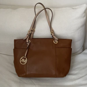Michael Kors väska - En fin användbar Mikael Kors väska. Är som helt ny och har inga märken.