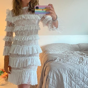 by malina klänning - Superfin helt oanvänd vit klänning från by malina med prislapp kvar. Nypris 2499:- perfekt till sommar, student eller bal! 