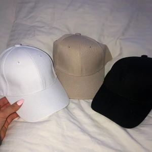 Keps  - Säljer dessa tre kepsar 🌸 En för 50 eller alla för 100kr