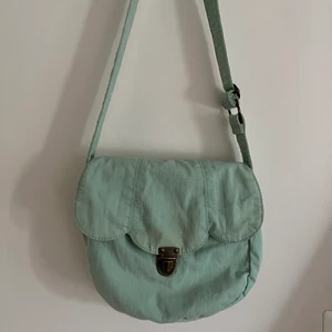 Crossbody bag - Söt och trendig crossbody väska 💙 (25x20cm)