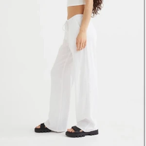 Linnebyxor  - Säljer dessa linnebyxor som tyvärr inte passade mig. Därför är de helt oanvända med lappen kvar i sin originalförpackning. Helt slutsålda och väldigt populära! Skriv vid intresse💕💕