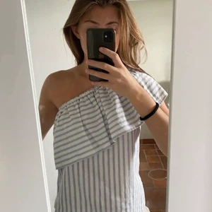 Super söt topp - Säljer nu min superfina topp du den är lite liten på mig. Den är i stolek xs❤️ den är från hm och är i toppen skick💕 skriv för fler bilder💕