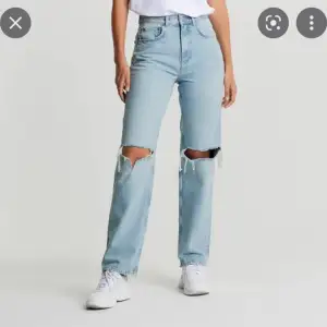 Säljer ett par vida jeans med hål från Gina tricot aldrig använda i storlek 32 🌸