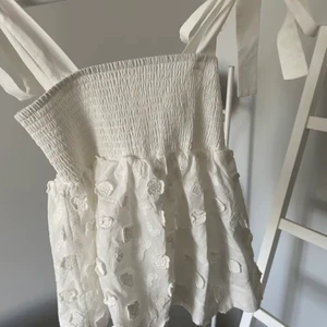 Somrig topp - Säljer denna super söta somriga topp från & other stories ❤️