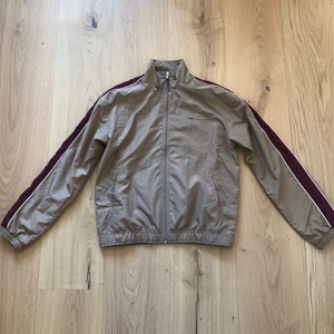 Wood wood jacka - Beige-mörkröd jacka från wood wood ”tekla jacket” strl 34, passar XS-S. Hål i innerfodret på sidan. 