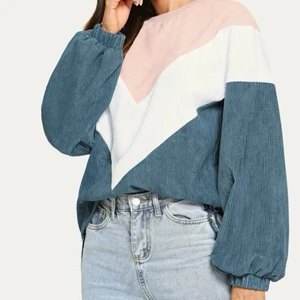 Sweatshirt från Shein - Sweatshirt från Shein i storlek M. Stor garderobsrensning så kolla gärna in mina andra plagg, samfraktar gärna :) 