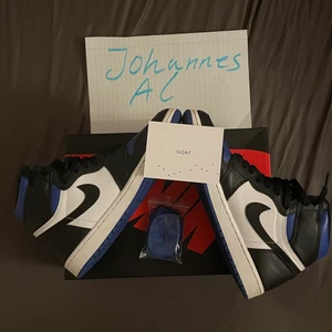 Jordan 1 High Royal Toe  - Nästan helt nya Jordan 1. Fräscha och nya. Kommer även med goat tag. Kvitto med följer också så klart. Storlek 42/8:5 Finns och hämta i T-centralen eller Slussen. 