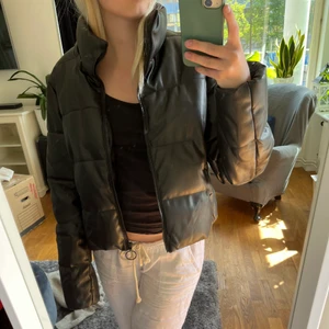 Vinterjacka nakd - Trendig och fin vinterjacka i fake skinn frpn na-kd i storlek 36. luvan är av och påtag bar. knappt andvänd. nypris 639kr. Kan mötas upp i Sundbyberg/stockholm annars står köparen för frakten