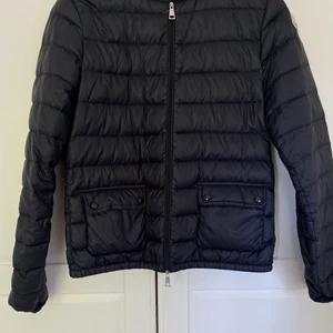 Moncler dunjacka - Säljer min moncler dunjacka i fint skick. Storlek M (liten passform så passar xs, s, m). Givetvis äkta vilket kan garanteras via Qr koden innanför jackan. Moncler dustbag medföljer🖤