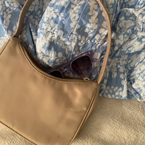 Liten handväska  - Jättesöt liten handväska!🥰 Använd bara en gång, har två små fläckar (se bild) men utifrån de så är den som ny! Fläckarna borde gå bort i tvätten😊  (Frakt tillkommer)