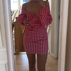 Klänning från Boohoo - Röd och vit klänning från Boohoo som använts en gång:)