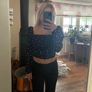 Blommig meshtopp - Super fin topp med puffiga ärmar. De är mesh material över hela tröjan men ett tjockare lager över bröstet så inte genomskinlig där. Använd vid ett tillfälle bara.