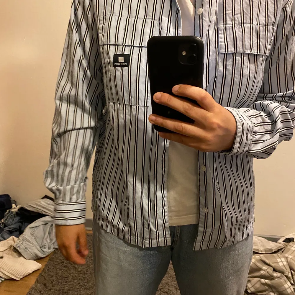 En cool oversized skjorta från sktbs i strl XXS men passar mig som har M/L💕. Skjortor.