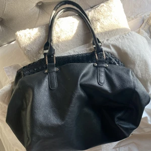 Väska  - Svart väska,man får plats med mycket saker i den 