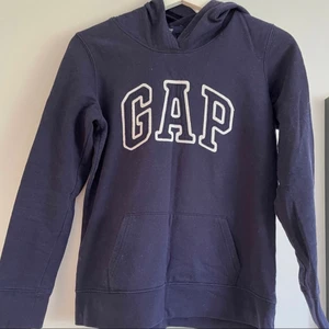 Hoodie  - En jätteskön blå hoodie/huvtröja från GAP i storlek XS. Använd en del men fortfarande i bra skick. Den har ficka på magen och en STOR huva vilket är det viktigaste ;) Bara att skicka ett meddelande om ni vill ha fler bilder/mer info! Pris går att diskutera! Kan mötas upp i och runt Gävle, annars skickar jag den via posten🥰