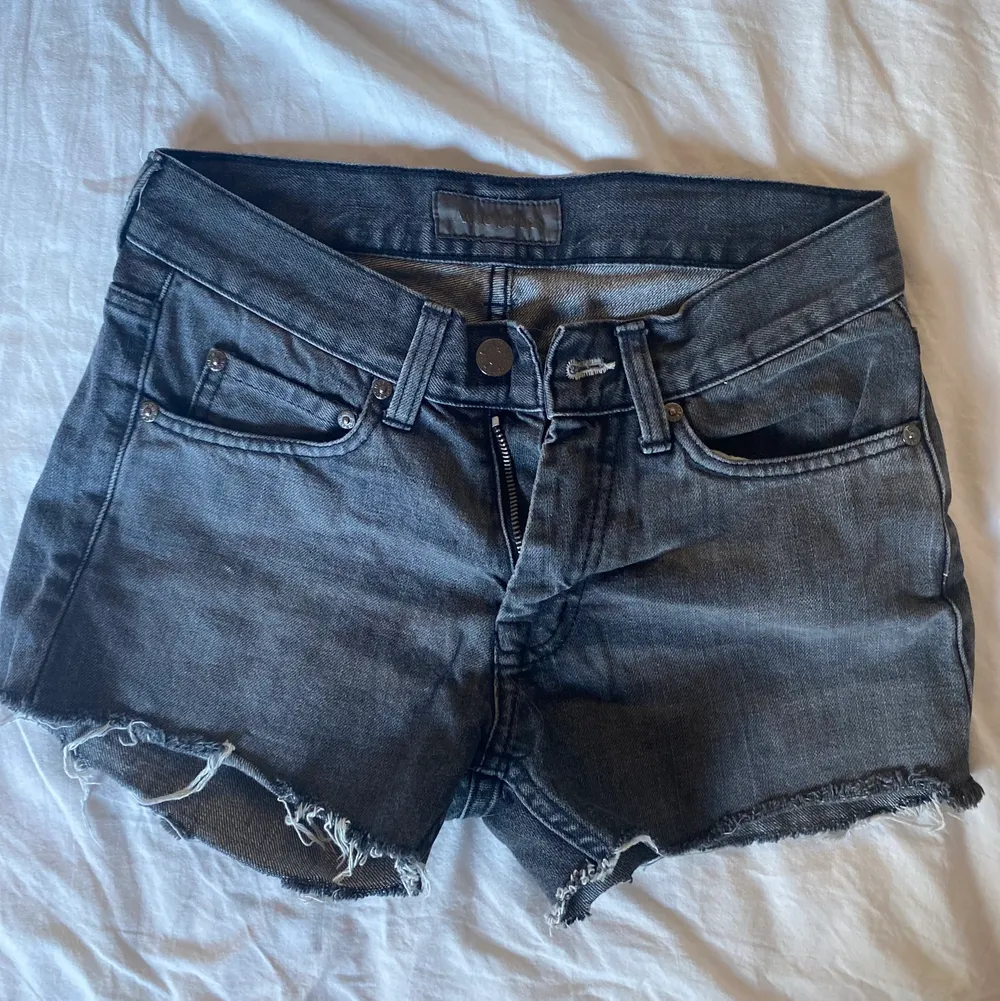 Skitsnygga jeansshorts från Acne som egentligen är avklippta jeans! Waiststorlek är 27 & längden är perfekt, får tyvärr inte på mig dem längre 😩 Hör av dig om du är intresserad! 💛😮‍💨 Frakt tillkommer. Shorts.