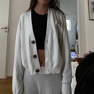 Vit kofta - Säljer denna fina vita kofta ifrån HM, aldrig använd. Jätte skönt material.💓