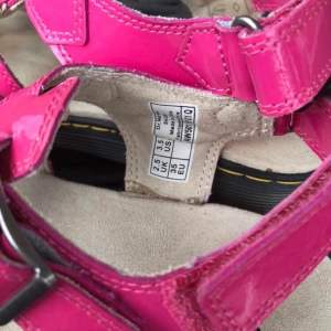 Helt nya ☀️Dr .Martens Sandaler. Storlek 35 (US 3.5). Fin rosa färg. Finns i Göteborg (kan skickas inom Sverige mot porto) ☀️Säljer dem för 600kr 