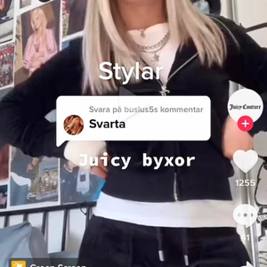 Svart juciy set - Säljer mitt svarta juciy set då jag tröttnat på det! Inga skador eller liknande köpte för 2200kr men säljer för 1600kr priset är ej hugget i sten! Kan gå ner i pris kan även frakta! Annars mötas upp i Stockholm säljer helst hela sete! Båda delarna är i Xs byte är även intressant