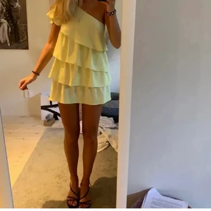 Zara klänning  - Super fin gul volang klänning från zara som är helt slutsåld☀️ Endast testad men säljer då det var fel storlek och lappar sitter kvar! (Lånad bild) 