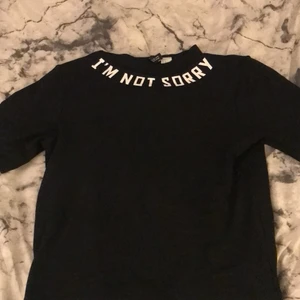 T-shirt  - En T-shirt från H&M bra sick . Liten i storleken 