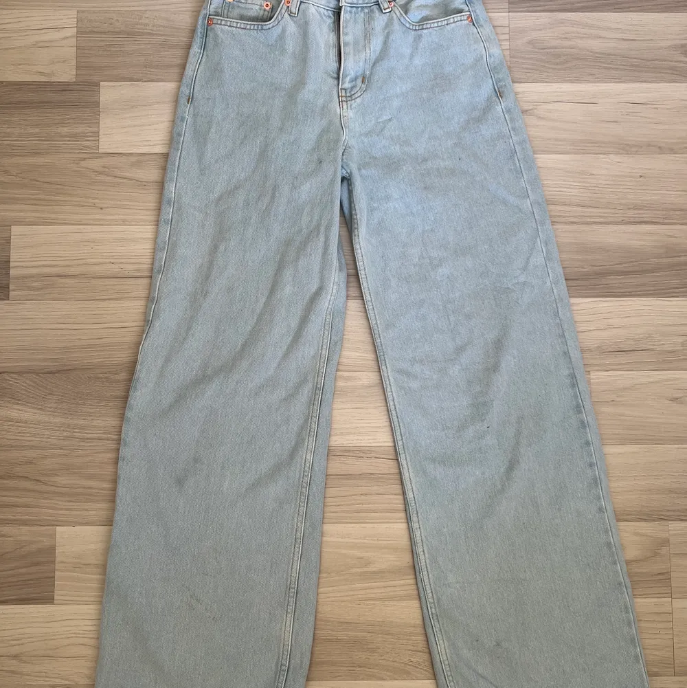 Ett par jätte fina jeans från Junkyard som nästan är helt oanvända💕dessa har dock en fläck på högra benet💕men denna fläck syns inte alls mycket när man bär jeansen på💕. Jeans & Byxor.