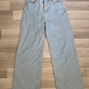 Ett par jätte fina jeans från Junkyard som nästan är helt oanvända💕dessa har dock en fläck på högra benet💕men denna fläck syns inte alls mycket när man bär jeansen på💕