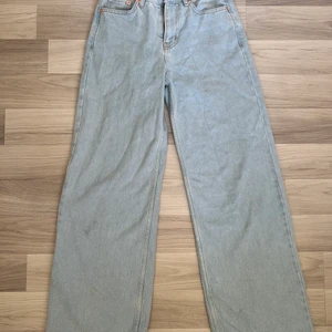 Jeans  - Ett par jätte fina jeans från Junkyard som nästan är helt oanvända💕dessa har dock en fläck på högra benet💕men denna fläck syns inte alls mycket när man bär jeansen på💕