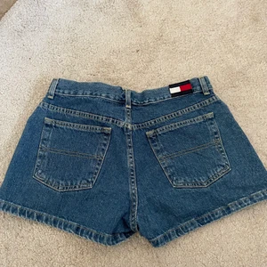 Tommy Hilfiger Shorts - Säljer mina Tommy Hilfiger Short pga att de blivit för små. Köpren står för frakt. Storlek 11 = skulle säga att de passar en S 