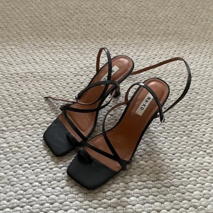 Klackskor - Säljer dessa skit snygga klackar från NAKD som endast är använda 2 gånger ute där av smutsen på sulan osv annars jätte bra skick 