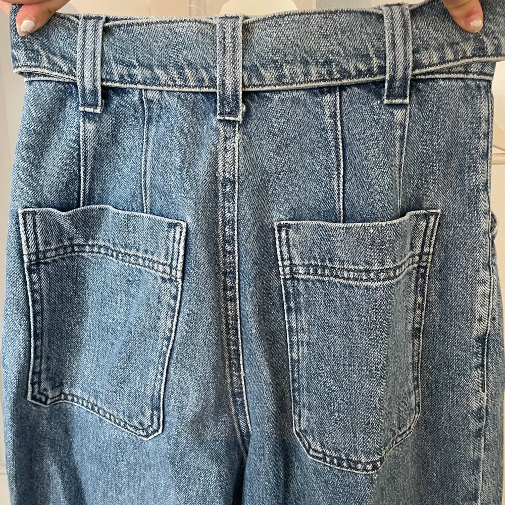 Säljer dessa coola jeans från urban outfitters i storlek W24-L32. Använda en gång så i mycket bra skick🤍🤍. Jeans & Byxor.