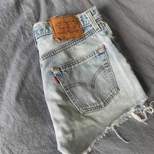 Ljusblåa jeans shorts från Levis. Köpta här på plick men passade tyvärr inte och säljer därför vidare❤️‍🔥❤️‍🔥💥💃🏼säljer ett par svarta också👌🏼